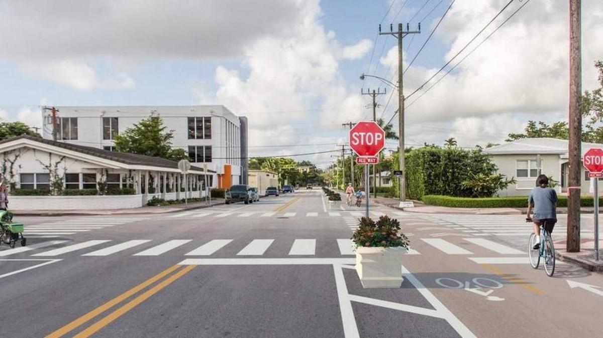 Boceto de los carriles especiales para bicicletas planeados para Salzedo Street, en Coral Gables.