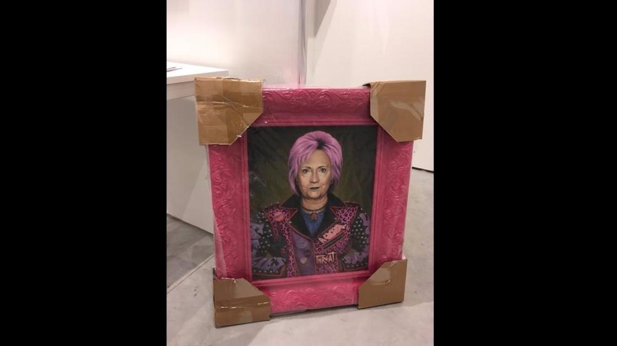 El director de la feria Art Miami, Nick Korniloff, dijo que dos perros de seguridad reaccionaron ante un paquete que contenía este cuadro satírico de Hillary Clinton.