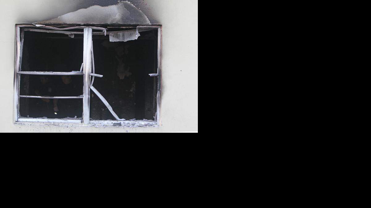
En este estado quedó el apartamento de Hialeah que se incendió mientras sus tres ocupantes dormían. Los bomberos creen que un corto pudo haber causado el siniestro.


