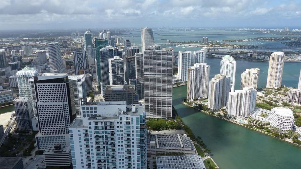 Como una ciudad incosteable describen muchos a Miami. Algunos han llevado sus críticas más lejos y han decidido mudarse. Pero otros han recurrido a reducirse o radicarse un poco más al norte, pero todavía al abrigo del buen clima.
