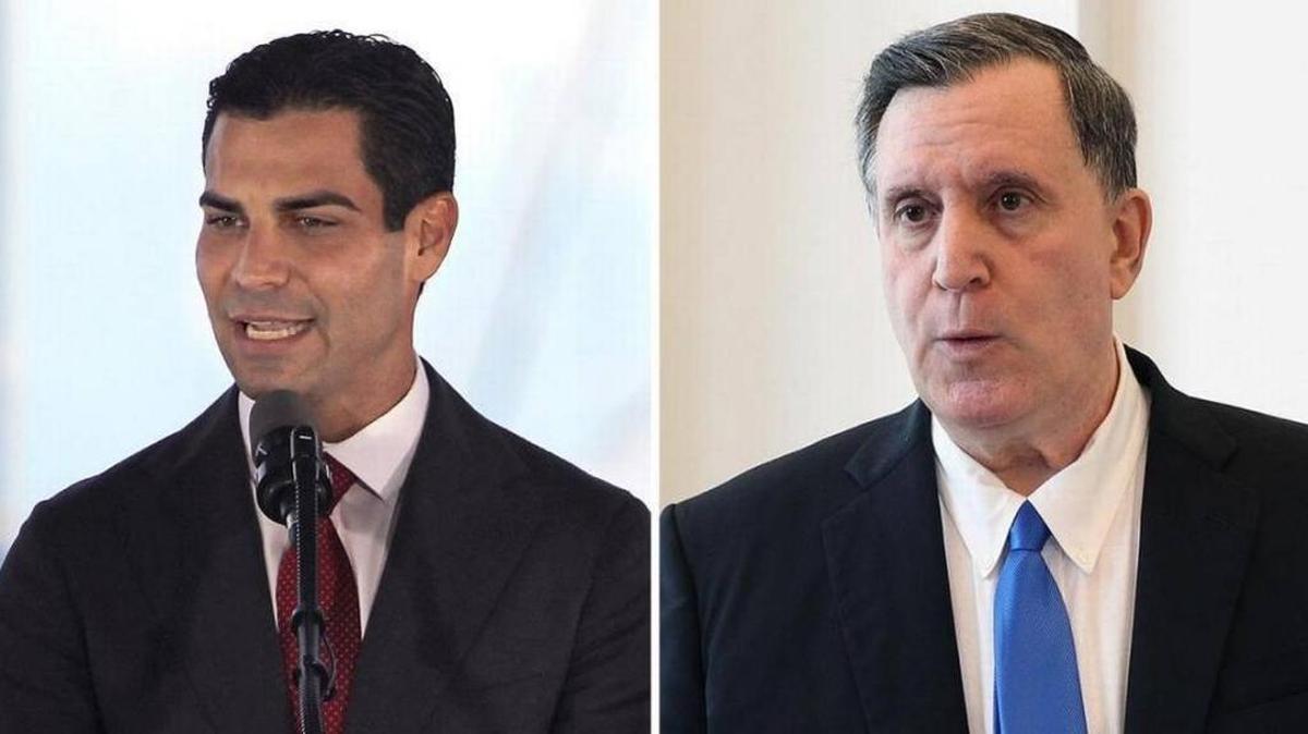 Francis Suárez (izq), alcalde de Miami, y el comisionado Joe Carollo.