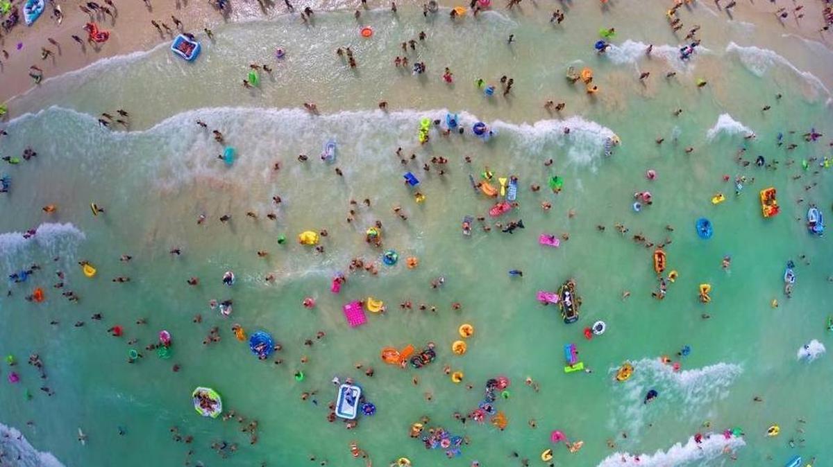 Vista desde un dron sobre personas participando en “Floatopia”, en Miami Beach en el 2014.