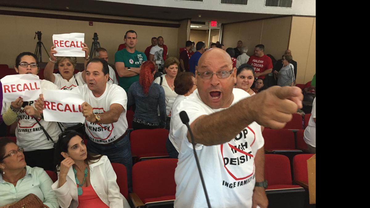 
El vecino Ricardo Palacio le grita a los miembros del Concejo de Hialeah que 'traicionaron al pueblo' al votar a favor del cambio de zonificación de un terreno en Hialeah.
