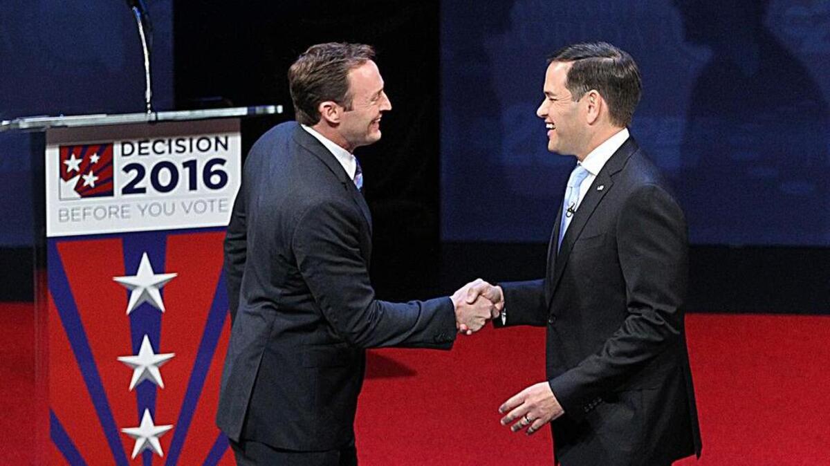 Patrick E. Murphy, izquierda, y Marco Rubio se saludan en el momento de iniciar el segundo y último debate.