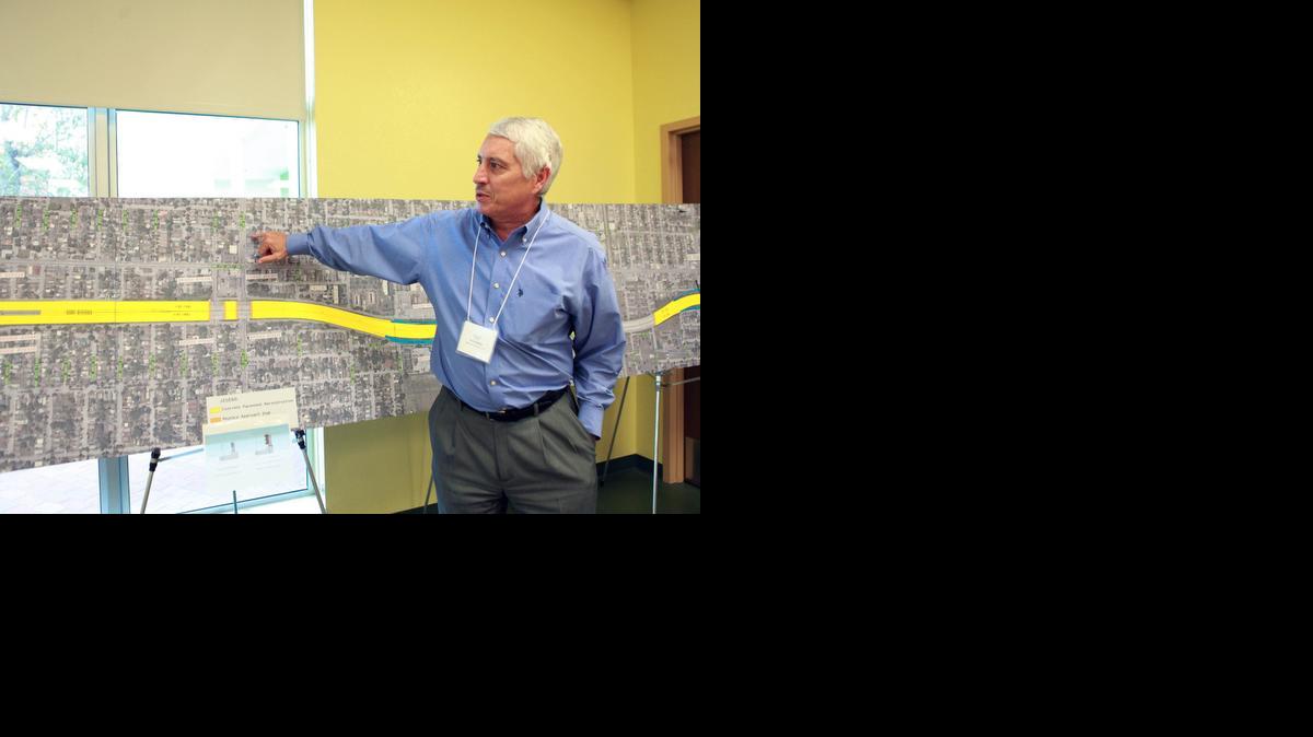 
Mark J. Moshier, vicepresidente de Servicios de Transportación de Keith and Schnars, la compañia que estará a cargo de la reconstrucción y renovación de la I95, señala las áreas del proyecto. El Departamento del Transporte de la Florida (FDOT) proyecta mejoras en la autopista I-95 en Miami este año. 


