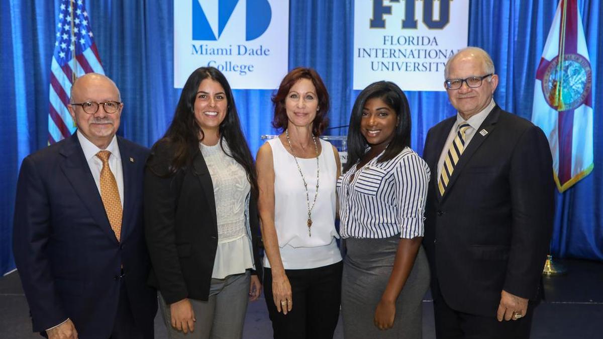 De izquierda a derecha Eduardo J. Padron, presidente del MDC; Jessica Valdes, estudiante del MDC; Debi Braman Wechsler de Braman Family Foundation; Tamara Thompson, estudiante FIU, y Mark Rosenberg, presidente FIU.
