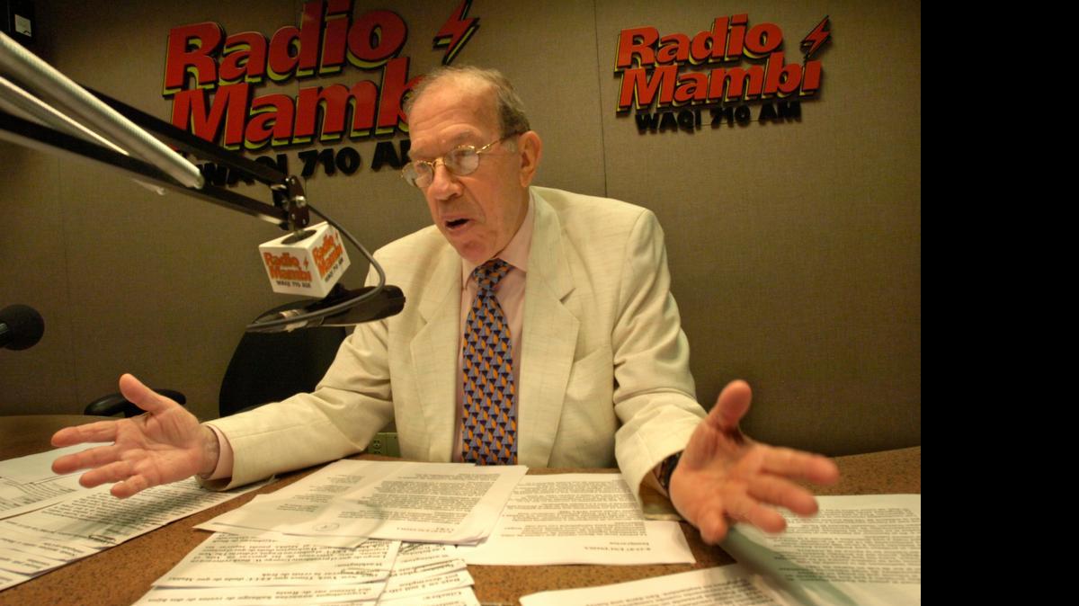 
Armando Pérez Roura en la cabina de su programa en la emisora Radio Mambí.
