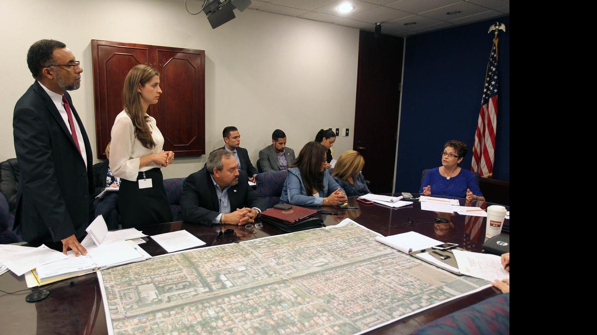 
 Harold Desdunes (izq.), director de Desarrollo de Transporte, María I. Perdomo, gerente de Proyect del Departamento de Transporte de la Florida (FDOT) durante el encuentro para presentar el plan sobre el viaducto sobre la Calle Ocho entre la 87 y la 100 avenida.


