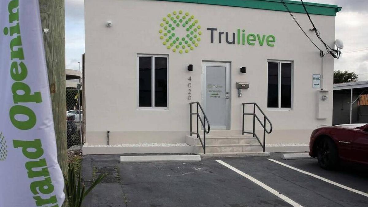 Trulieve, el primer dispensario minorista de marihuana con fines médicos en Miami-Dade, está justo afuera de los límites municipales.