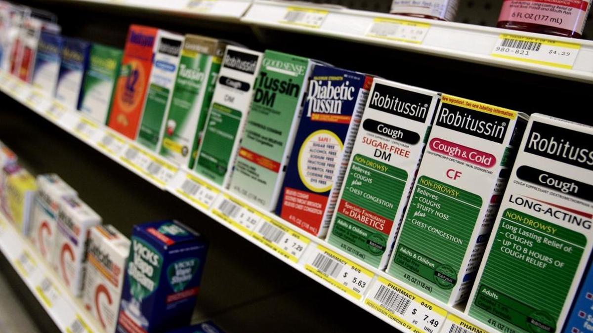 Jarabes para la tos que contienen el ingrediente no regulado dextrometorfano, en un anaquel de una farmacia en Edmond, Okla., en el 2006.