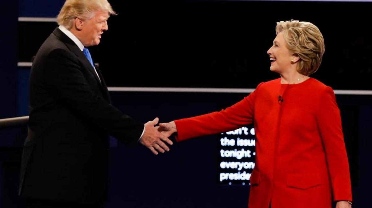 Donald Trump y Hillary Clinton se saludan con un apretón de manos antes de comenzar el debate presidencial en la Universidad Hofstra de Nueva York el 26 de septiembre.