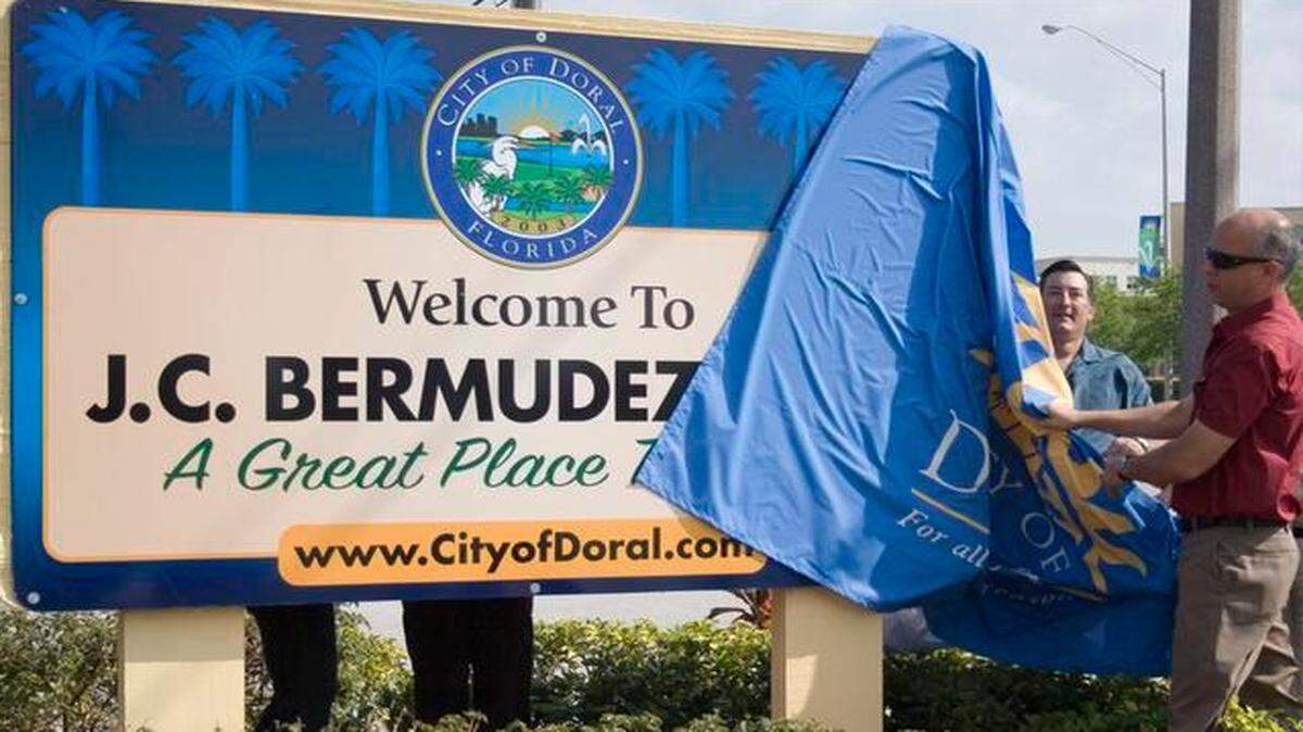 
Imagen que muestra el momento en que fue develado el nombre del parque J.C. Bermúdez en el 2007.
