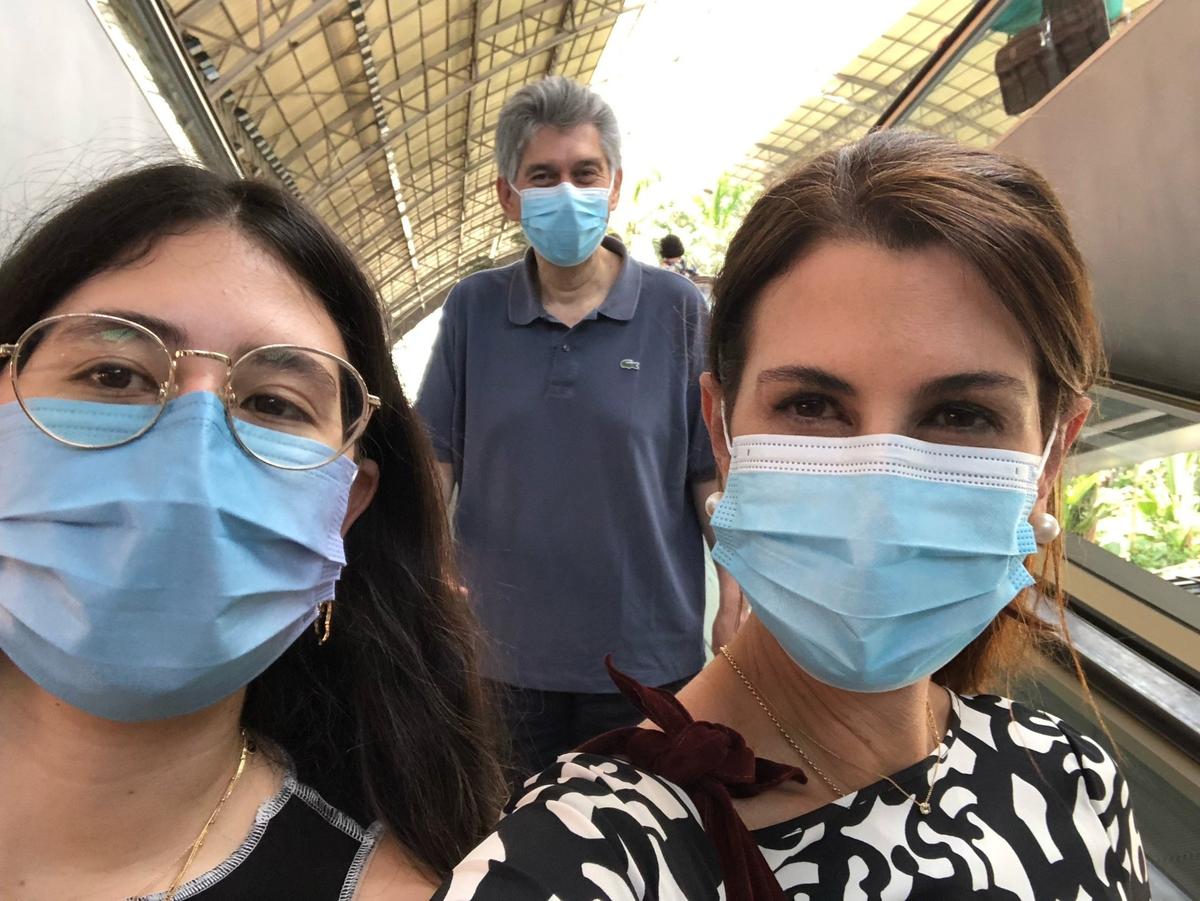 Raquel Coronell Uribe posa con sus padres, dos destacados periodistas colombianos: Daniel Coronell, ex presidente de Noticias Univision, y la presentadora de Noticias Uno María Cristina Uribe.