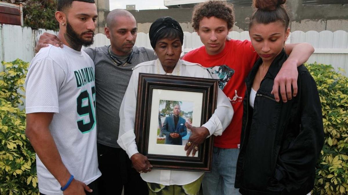 De izquierda a derecha, los familiares de Javier Prado: Rohan Prado (hijo), Jorge Prado (hermano), Irene Soso Dibrigida (madre), Tajir Prado (hijo) y Aisha Prado (hija), en Hialeah el 22. Prado fue atropellado por un automóvil cuyo conductor huyó del lugar. Días más tarde Prado murió en el hospital.
