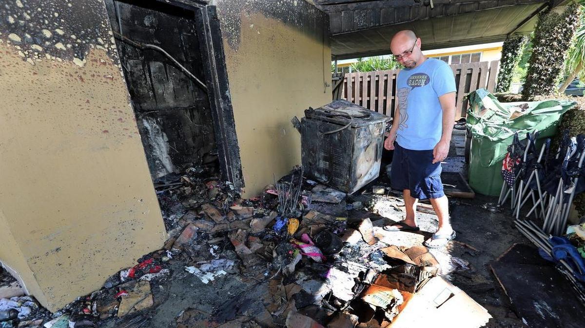 
Ernie Peláez mira los restos calcinados de la casa en la que vivía con su familia en la avenida 11 del Oeste en Hialeah.
