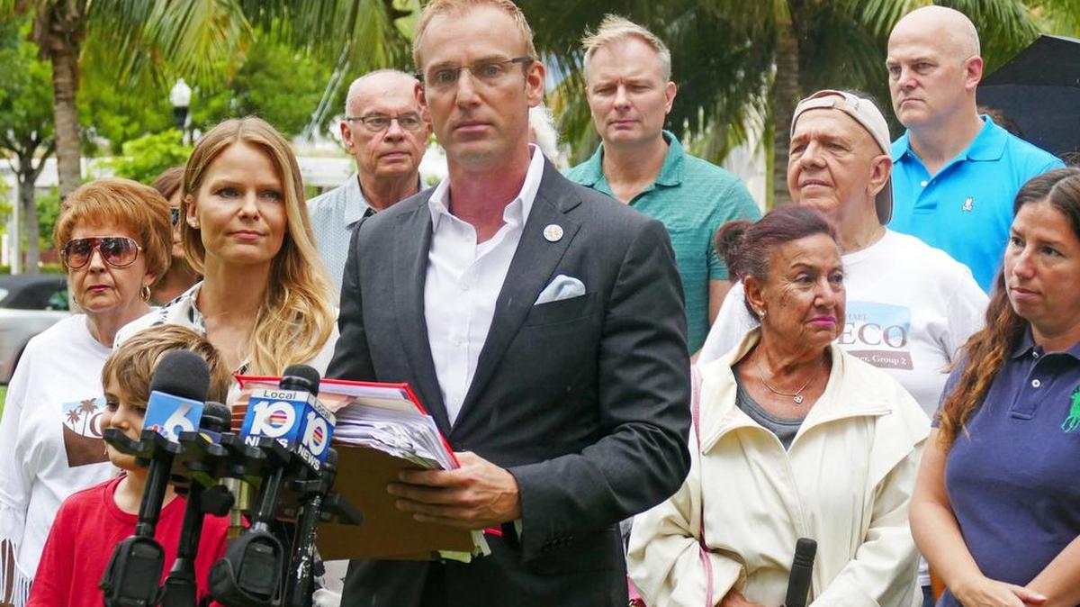 El Comisionado de Miami Beach, Michael Grieco, realizó una conferencia de prensa el lunes 31 de julio de 2017 para anunciar que está dejando su candidatura para la alcaldía. En su lugar, buscará regresar a su actual puesto de comisión.