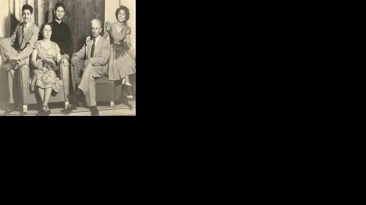 Retrato de la familia Román tomado a comienzos de la década de 1950 en San Antonio de los Baños. De izquierda a derecha, Nivaldo, Juana María, Agustín Aleido (vestido de seminarista), Rosendo e Iraida.