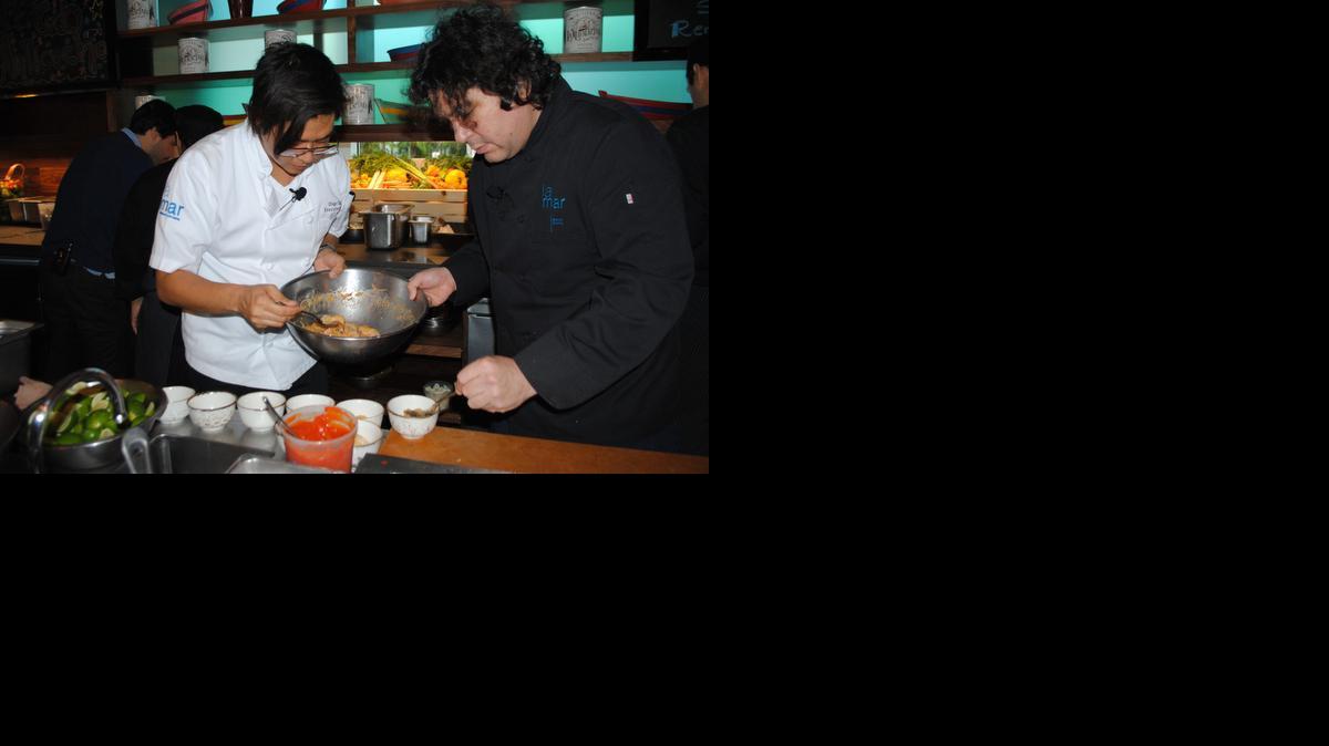 
 El chef peruano Gastón Acurio (der.) elabora un plato junto al chef ejecutivo del restaurante "La Mar", Diego Oka durante la durante la presentación hecha en el restaurante "La Mar" en Miami.


