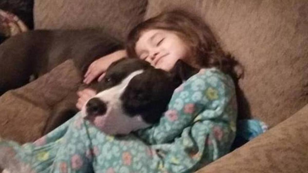 Yanelly “Nelly” Zoller de 4 años juega con su mascota en esta fotografía compartida en Facebook.