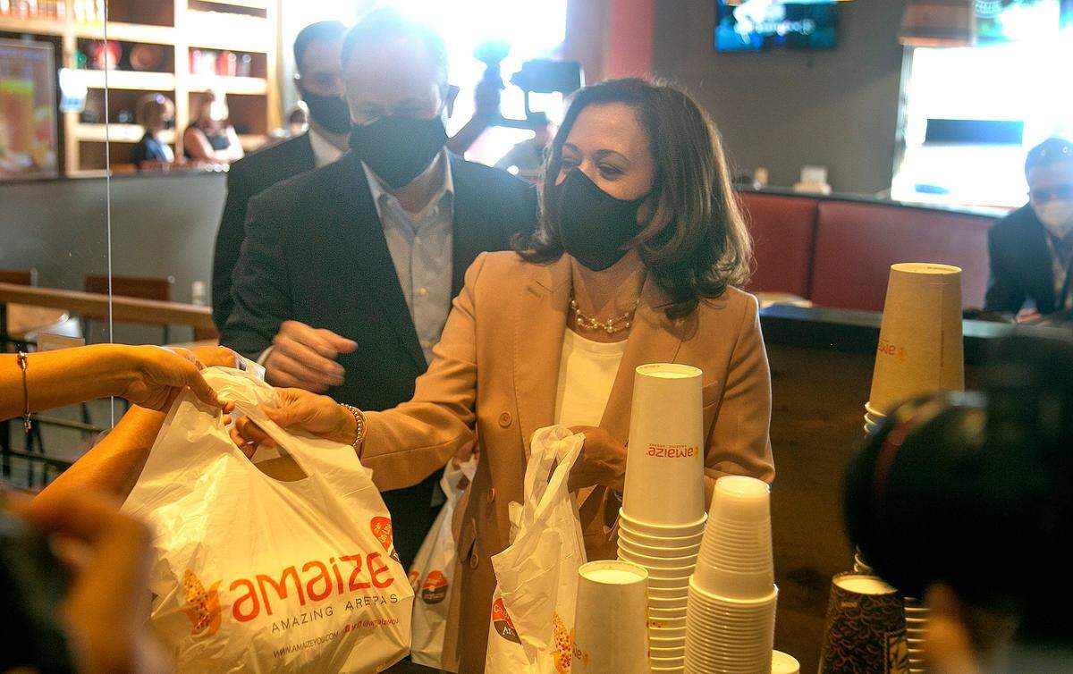 La senadora de Estados Unidos Kamala Harris, compañera de fórmula del candidato presidencial demócrata Joe Biden, compra comida en Amaize, un restaurante venezolano en Doral, el 10 de Septiembre 2020.