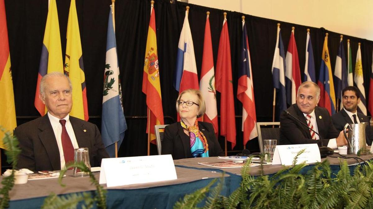 Los comisionados de Miami-Dade, Javier Souto (izq.), y Esteban Bovo jr. con la decana asociada senior de la escuela de Ciencias y Arte de FIU, Meredith Newman en la conferencia de alcaldes de Latinoamérica.