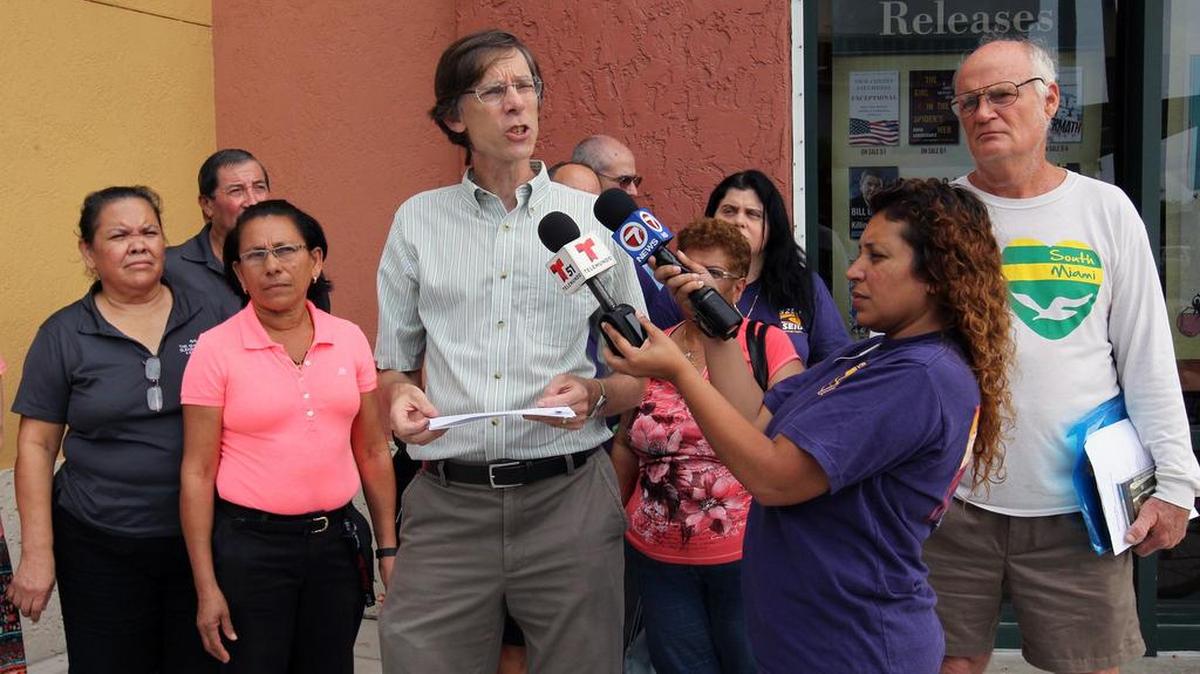
Philip Stoddard, Alcalde de la ciudad de South Miami, habla el martes a los medios de prensa en las afueras del Sunset Place en la 72 calle y la 57 avenida , sobre los posibles despidos de los empleados de la limpieza que trabajan en la compañía CBM.
