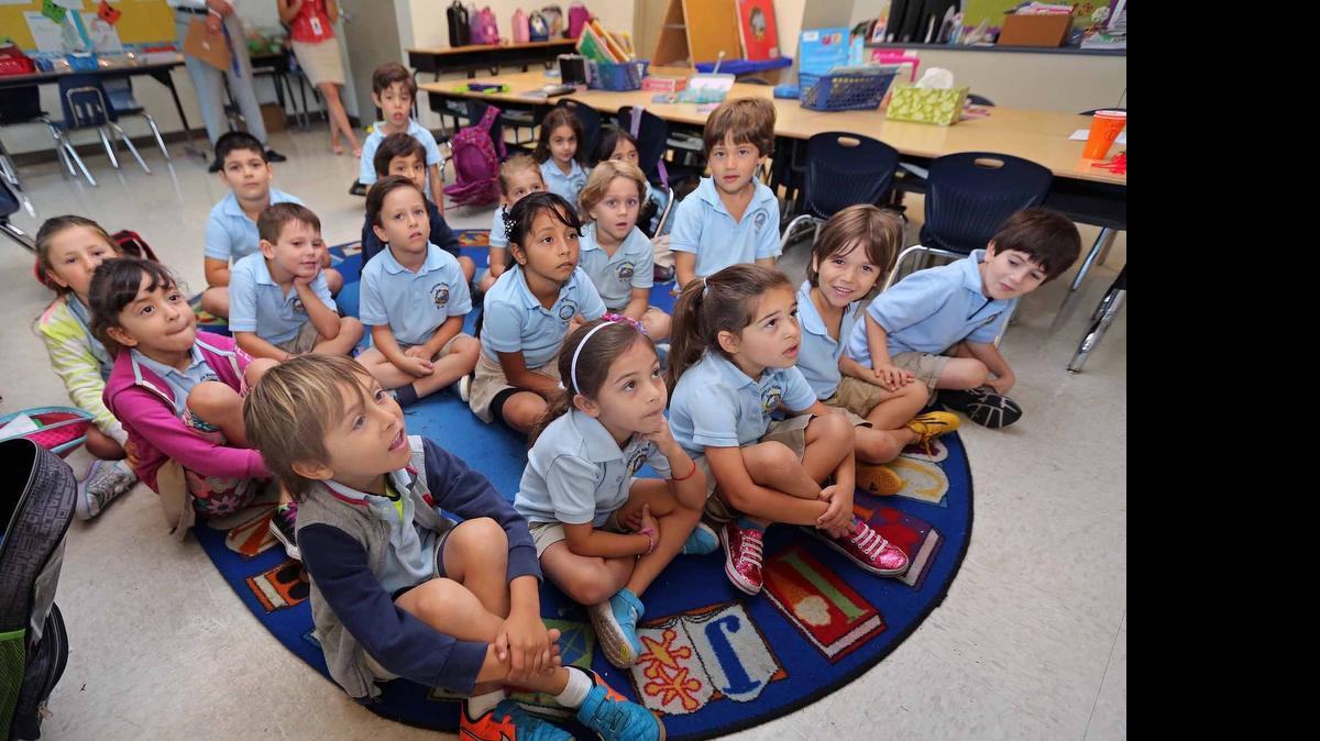 
Un grupo de niños de kindergarten asisten a su clase de Español en Aventura Waterways K-8.
