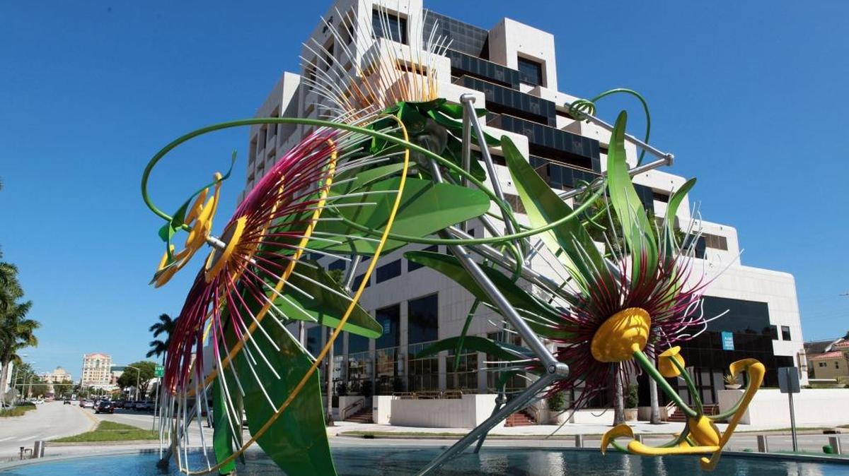 La escultora Alice Aycock diseñó unas enormes flores de maracuyá que ahora adornan dos redomas entre Segovia St. y Biltmore Way, en Coral Gables.