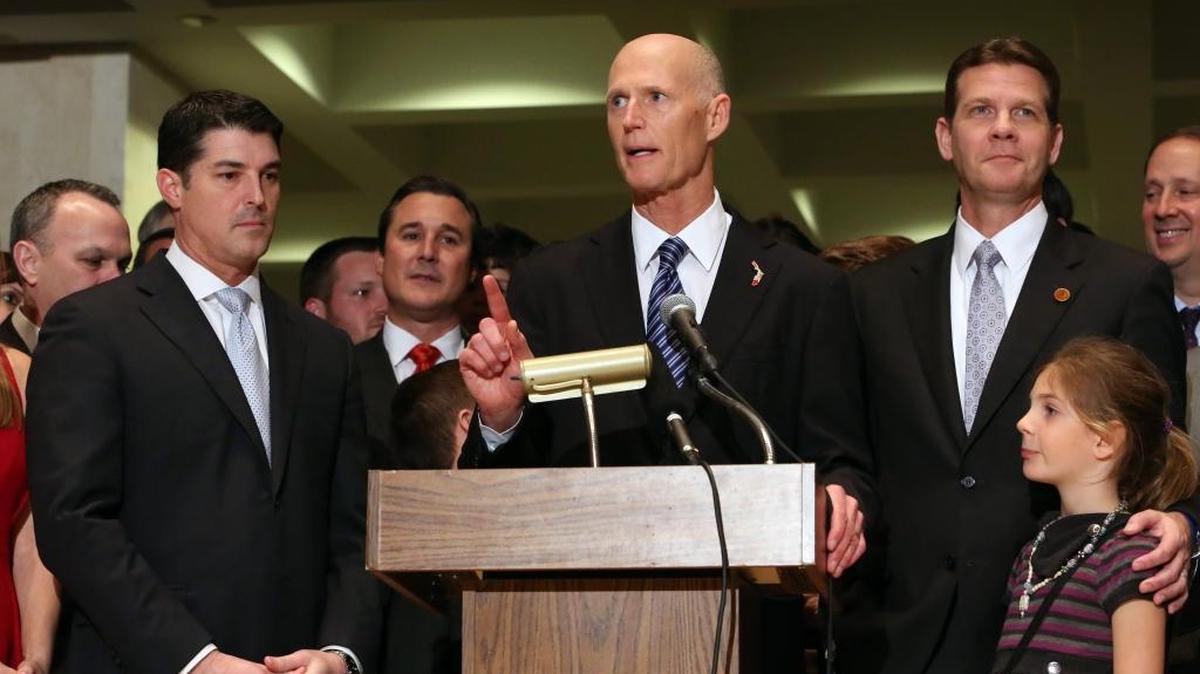 El gobernador Rick Scott se dirige a los presentes acompañado de Steve Crisafulli, R-Merritt Island (izq.), y Andy Gardiner, R-Orlando, el viernes.