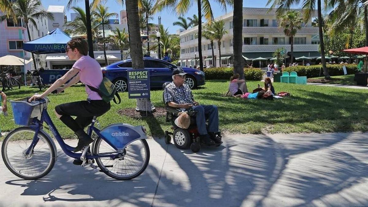 Miami Beach David Marrero, de 71 años, residente de Miami Beach, le da la bienvenida a la presencia de la policía durante el fin de semana del Memorial Day.