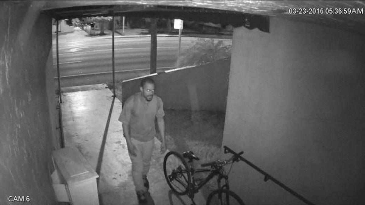 Las autoridades están buscando a este hombre que se dedicó a vandalizar un templo judío.