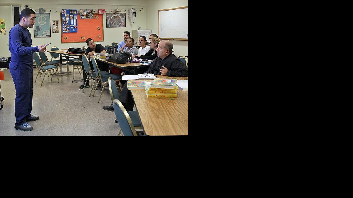 
El doctor Renan Amador da clases, en South Miami Senior High, a un grupo de médicos latinoamericanos sobre cómo revalidar sus títulos, como parte de un programa del sistema de escuelas públicas de Miami-Dade.
