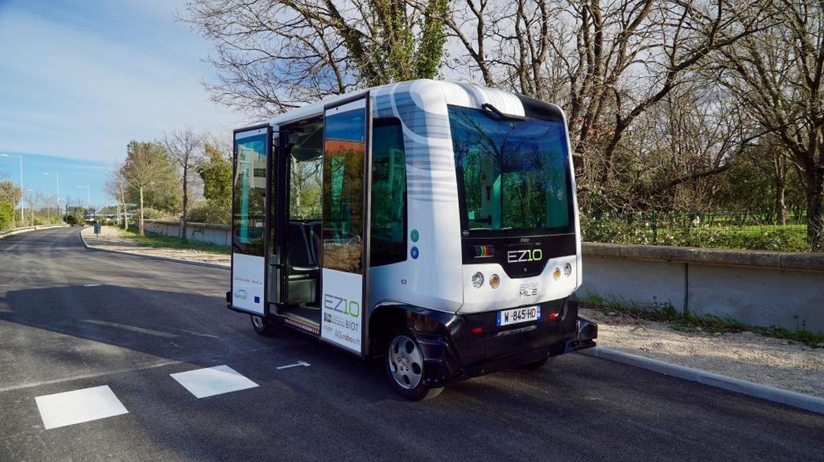 Esta imagen muestra un vehículo autónomo producido por Easy Mile, que usa sensores y computadoras para circular seguro.