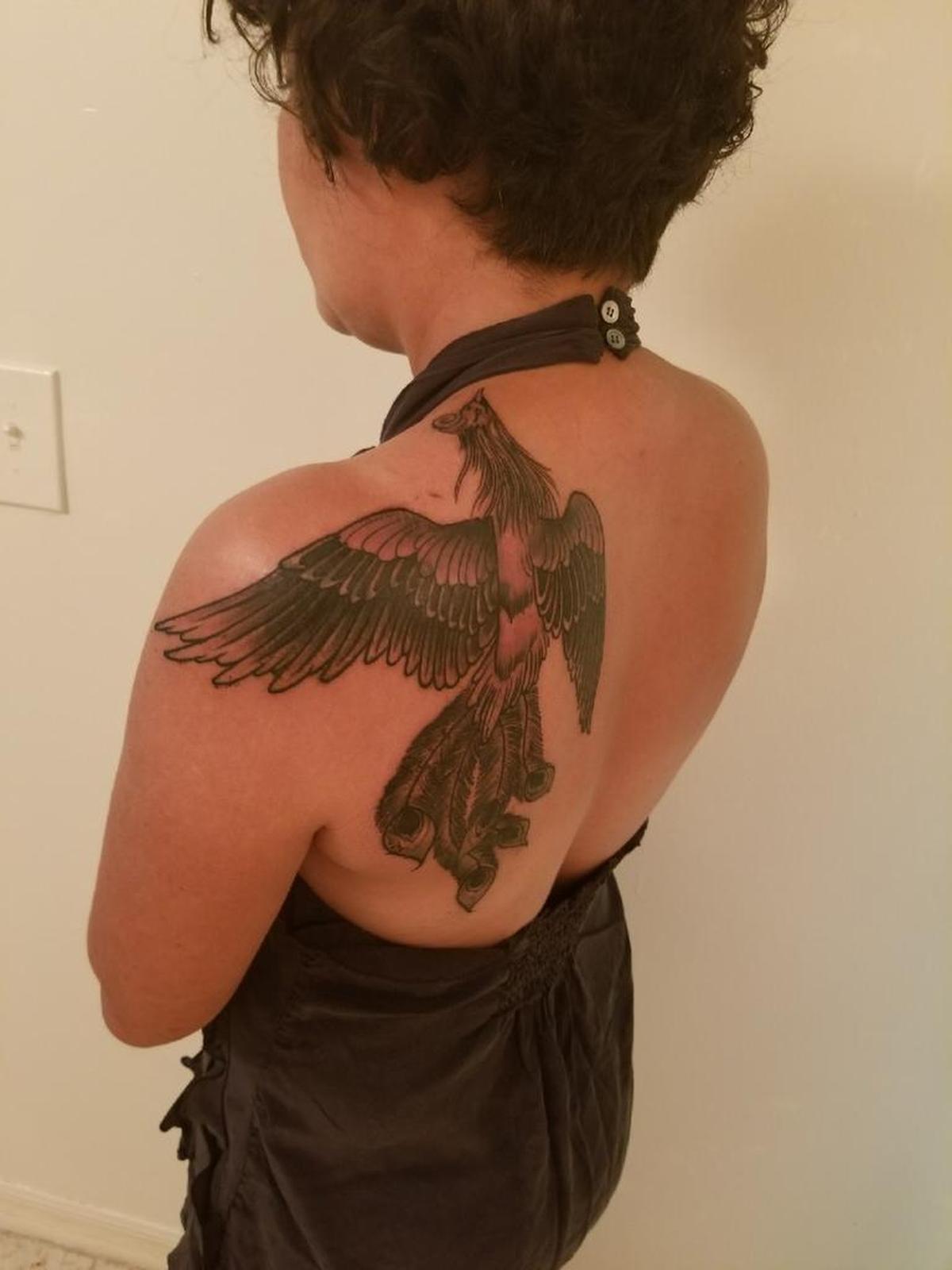Michelle Vega, una sobreviviente de abusos y del tráfico humano, cubrió sus viejos tatuajes con un fénix, un símbolo de su nuevo comienzo.