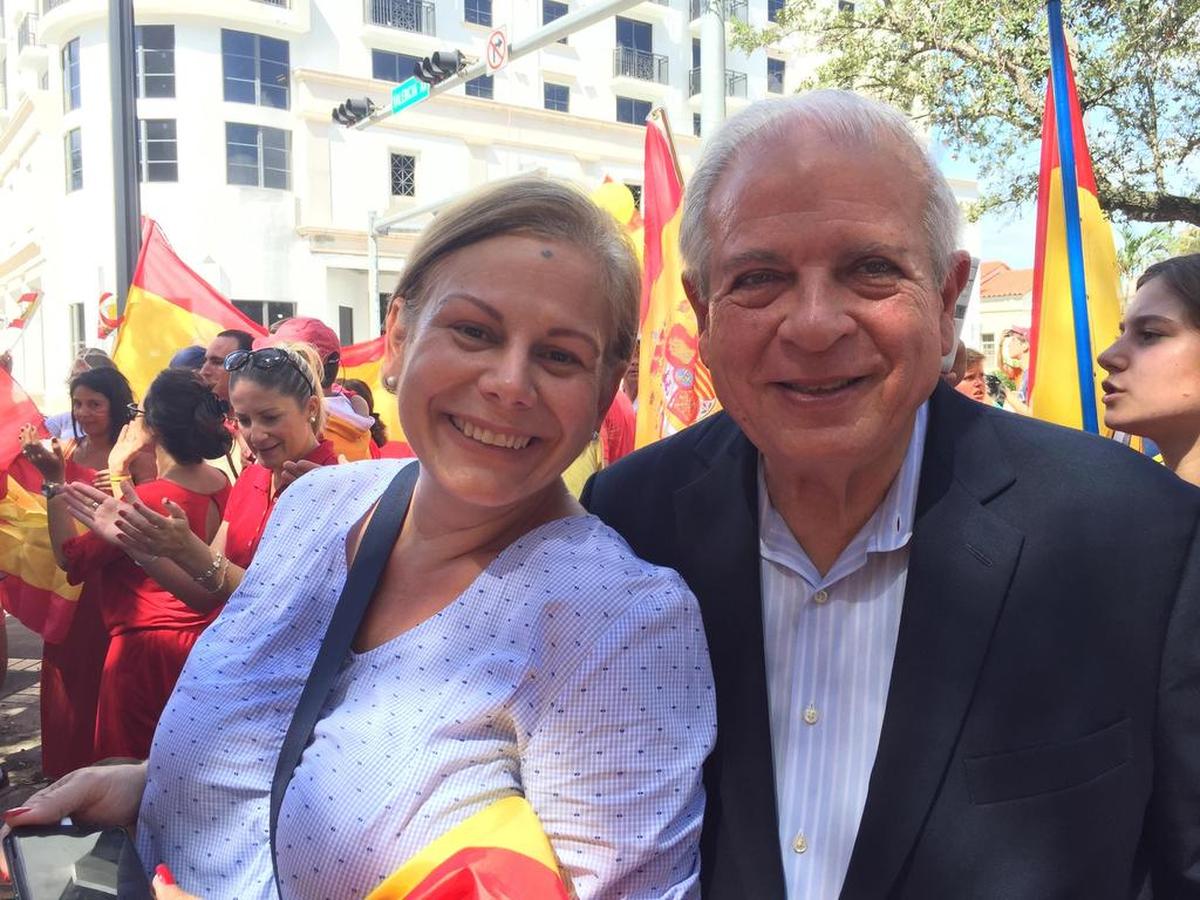 El alcalde de miami, Tomás Regalado, y su esposa, Cristina Carrodeguas, asisten el domingo 8 de octubre de 2017, a una manifestación en defensa de la unidad de España, en Miami (EEUU.).