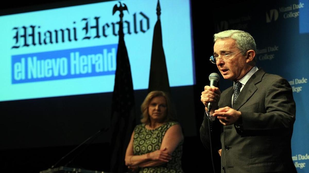 De izquierda a derecha, la editora de el Nuevo Herald, Myriam Márquez, escucha atentamente al ex presidente y ahora senador colombiano Álvaro Uribe, el lunes 29 de febrero durante un conversatorio en el Wolfson Campus del Miami Dade College.