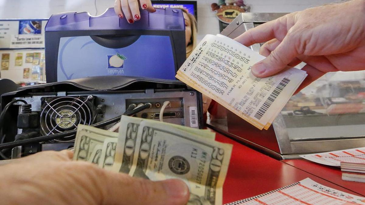 Una persona compra un boleto para la lotería estadounidense Powerball, que alcanzó un nuevo récord con un premio de 1,500 millones de dólares estadounidenses en un establecimiento de Tallapoosa, Georgia, Estados Unidos el 13 de enero de 2015.