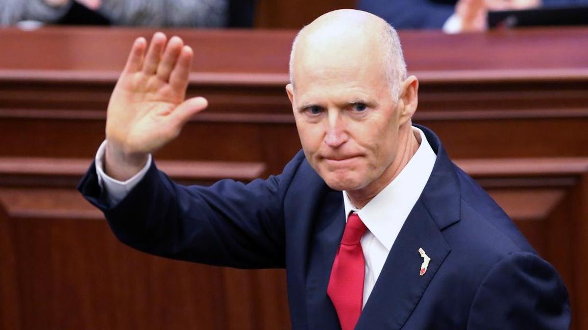 El gobernador de Florida, Rick Scott, saluda al entrar al Senado estatal en Tallahassee el 9 de enero del 2018.