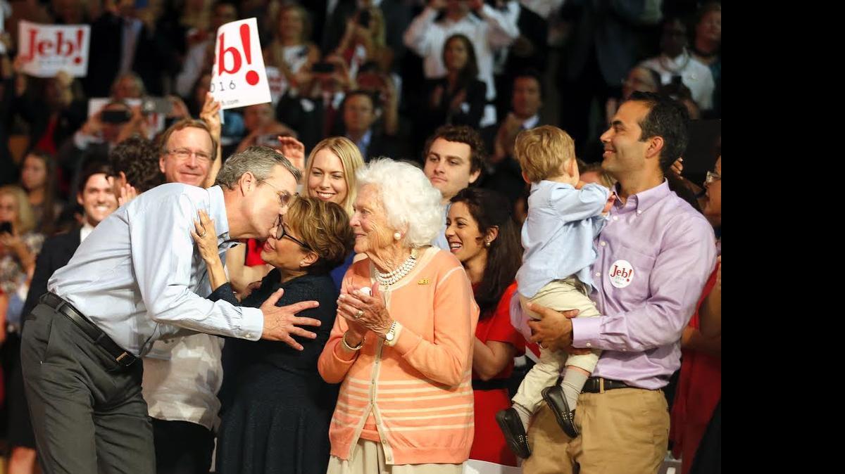 Jeb Bush saluda a su familia, incluyendo a su esposa, Columba, y su madre, Barbara, el lunes en Miami.