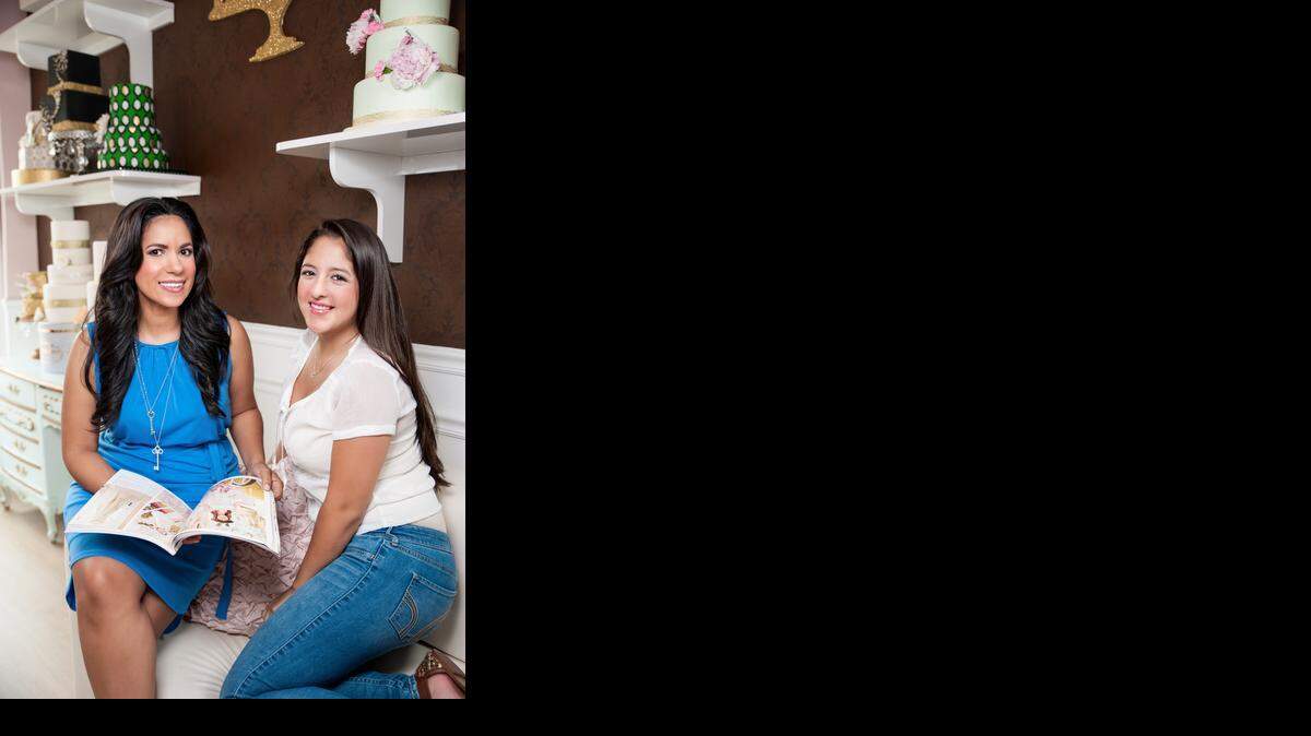 
Aleyso Bridger, autora de Tu Quinceañera, revisando una revista de modas para adolescentes con Joanna Franco. 
