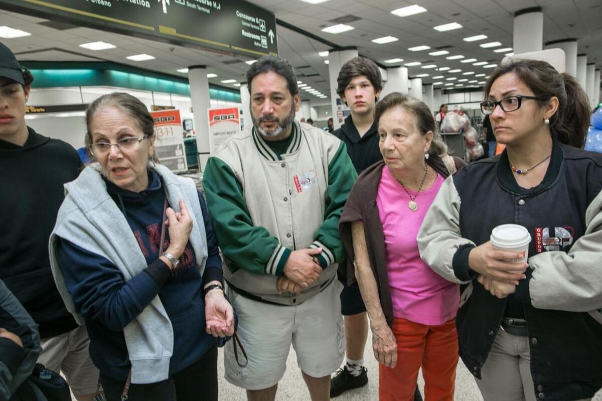 Beniamina Di Marino, a la izquierda, y otros pasajeros se quejan del trato que les ha dado la aerolínea Santa Bárbara Airlines en el Aeropuerto Internacional de Miami.