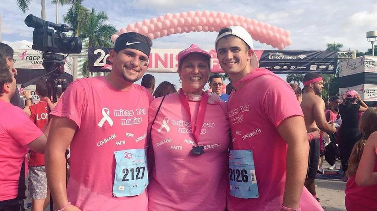 
Malily Alonso, una sobreviviente de cáncer, con sus hijos George (izq.) y Bryan, el sábado durante la Carrera por la Cura Susan G. Komen, en downtown Miami. 
