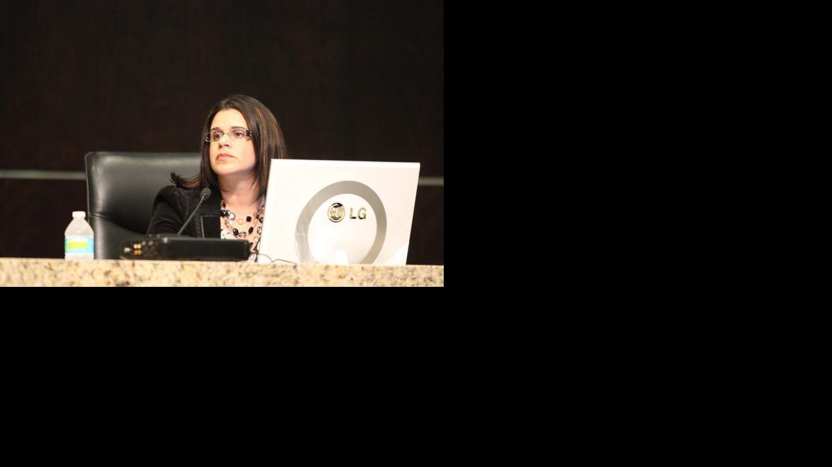 
La secretaria municipal en la Ciudad de Doral Bárbara Herrera durante una reunión de la Comisión en el ayuntamiento de la ciudad.


