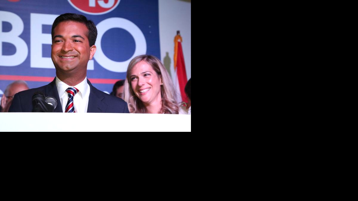 
Carlos Curbelo celebra junto a su esposa, Cecilia Curbelo, luego de derrotar al representante Joe García en las elecciones del pasado 4 de noviembre.


