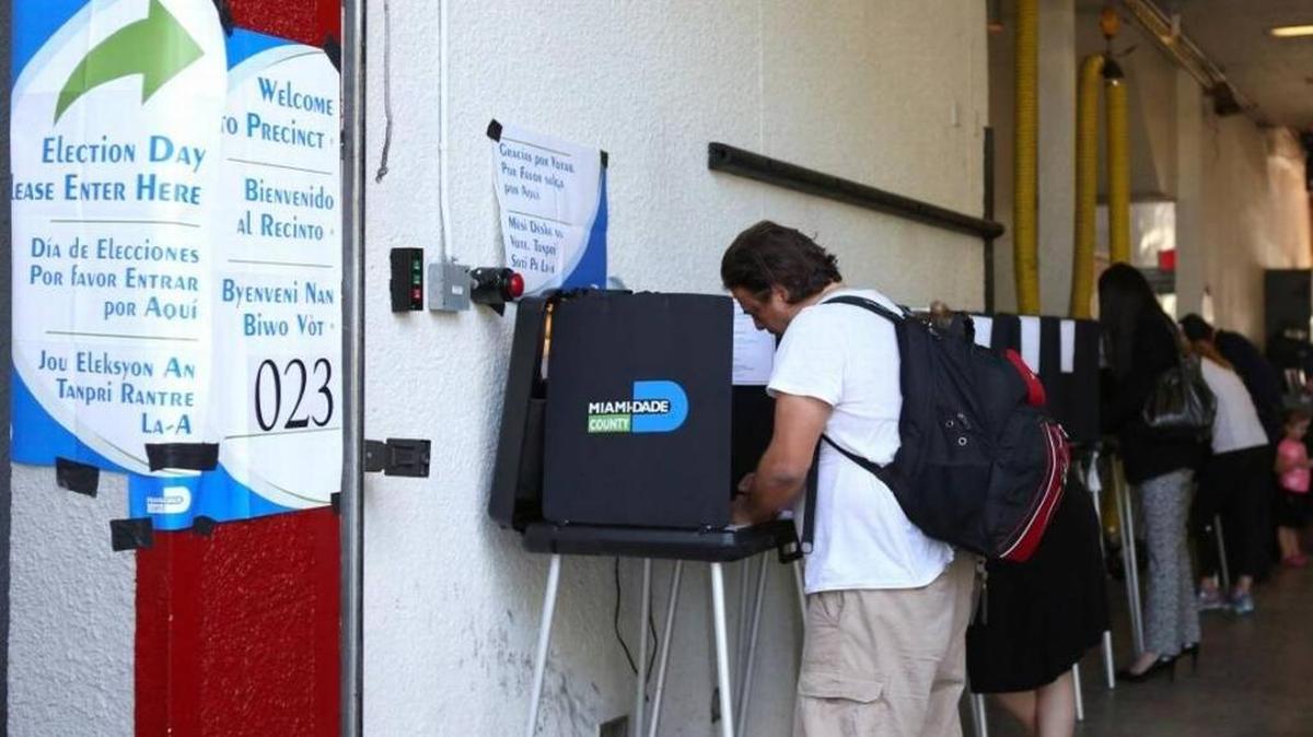 Electores depositan su voto en la Estación #3 de los Bomberos de Miami Beach, el 8 de noviembre del 2016.