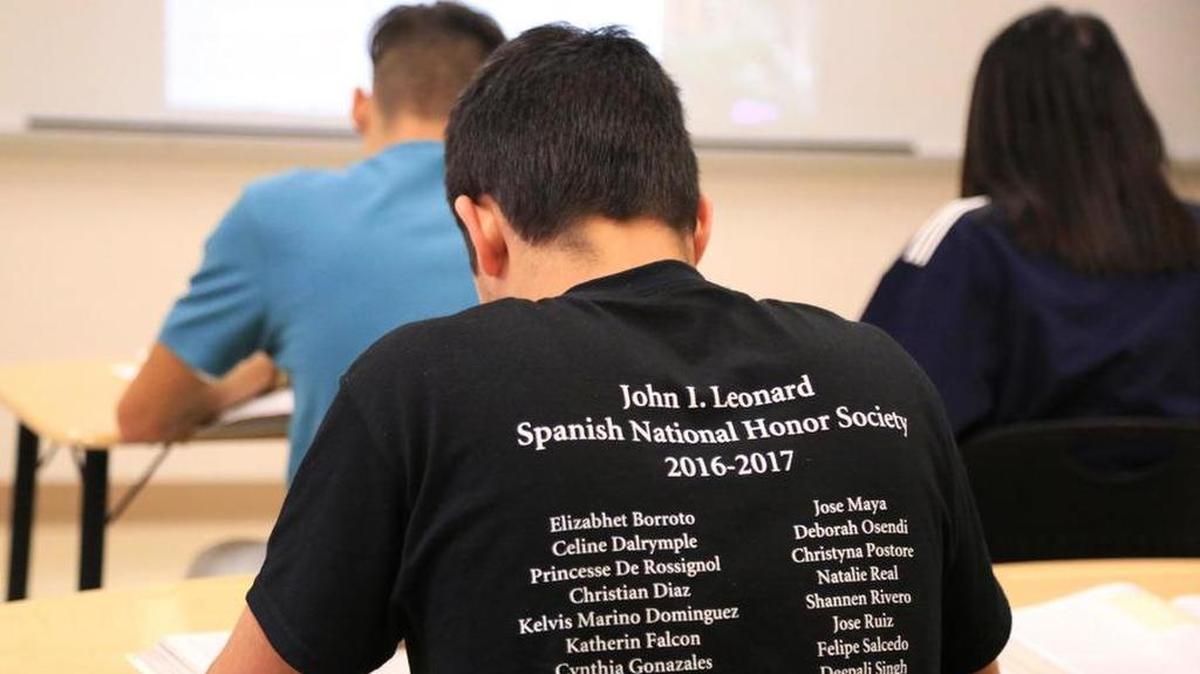 David Junquera asiste a una clase de literatura en español en la secundaria John I. Leonard en Greenacres.