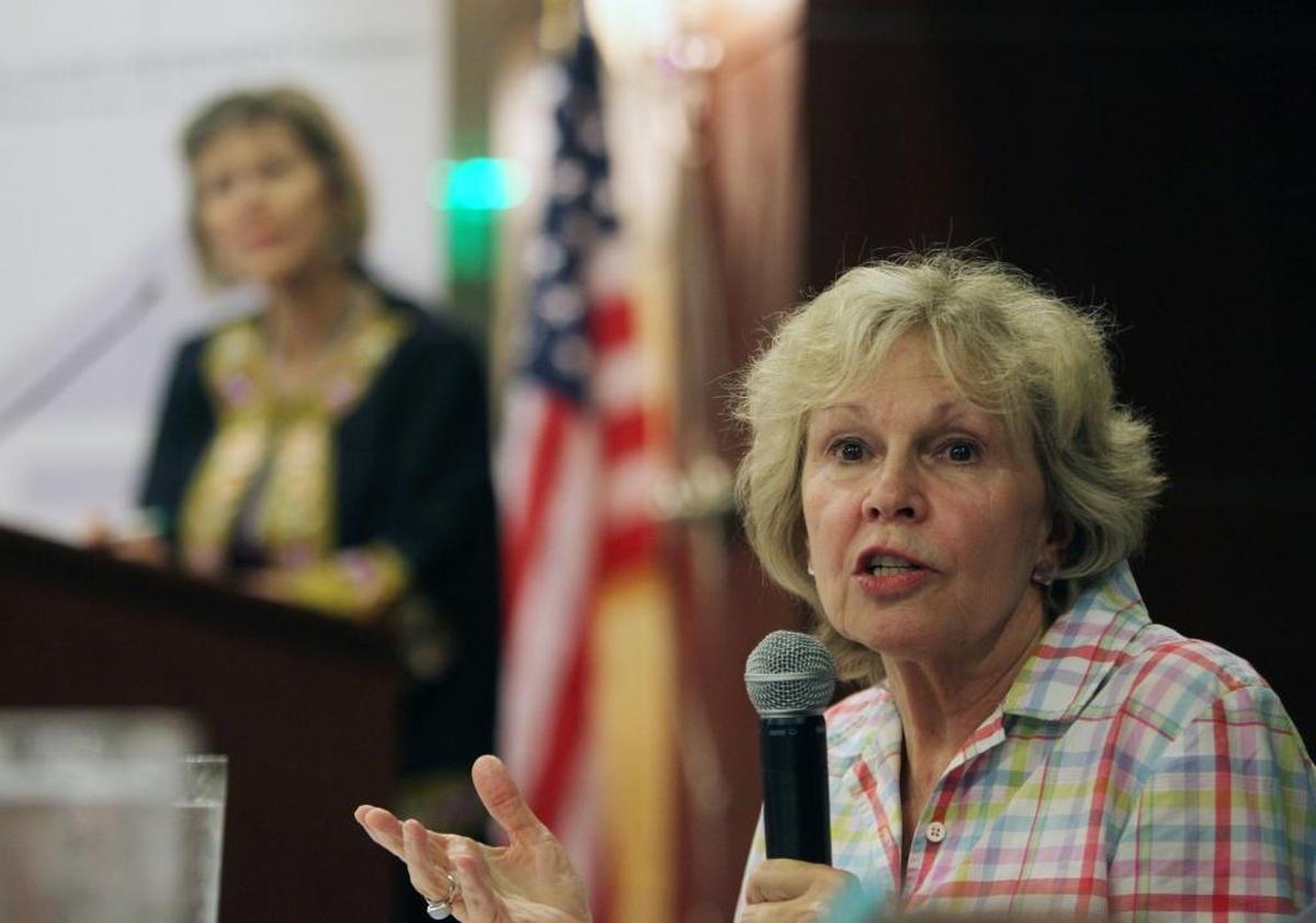 Cheryl Little, presidenta del grupo de Miami Americanos Pro-Justicia Inmigrante, habla durante el encuentro celebrado el martes en la Universidad de Miami.