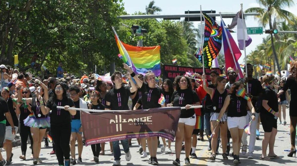 Alliance of GLBTQ Youth, que aboga por la igualdad de derechos de los jóvenes independientemente de su orientación sexual, marcha en Miami Beach Gay Pride, en abril.