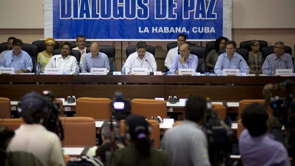 Negociadores del acuerdo de paz del gobierno de Colombia y de la guerrilla de las FARC, en una conferencia de prensa en La Habana, en el 2014.