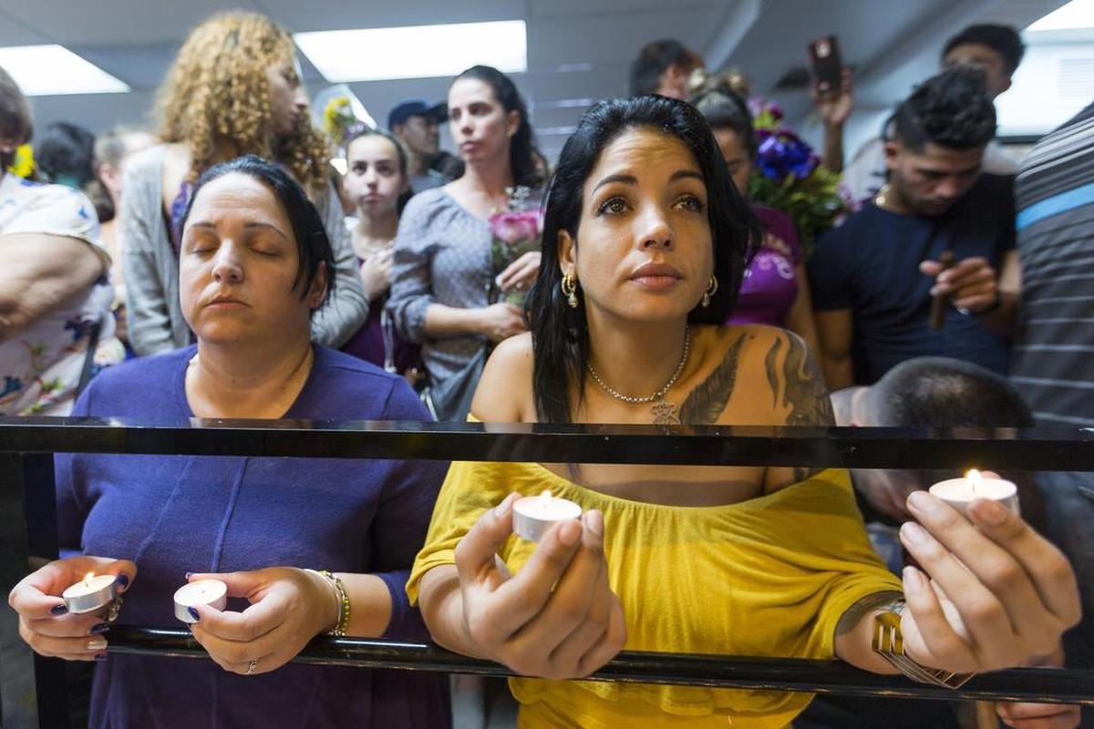 María Gutiérrez (izq.), de 42 años, y Yama Rodríguez, de 35, rezan durante el domingo, Día de San Lázaro, en el Rincón de San Lázaro en Hialeah.